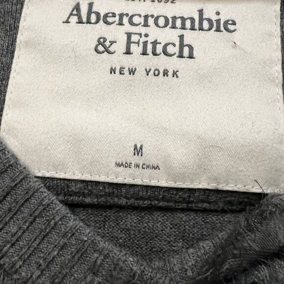 Gorgeous Abercrombie & Fitch size medium cardigan with floral accent - Picture 5 of 8